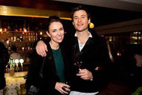 Nữ Thủ tướng New Zealand cùng bạn trai đang giữ cuộc sống bình thường nhất có thể sau khi trở thành người của công chúng