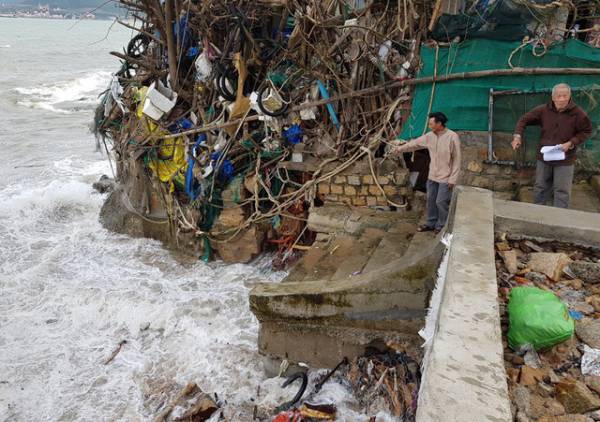 Theo người dân, sóng lớn trong vài ngày qua khiến người dân sinh sống trong nhà chồ ở ven biển phường Vĩnh Nguyên lo lắng mất ăn, mất ngủ