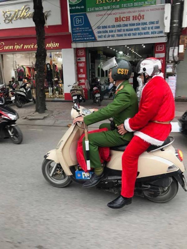  Một “ông già Noel“ vi phạm luật giao thông trong những ngày gần kề Giáng sinh tại Hà Nội.