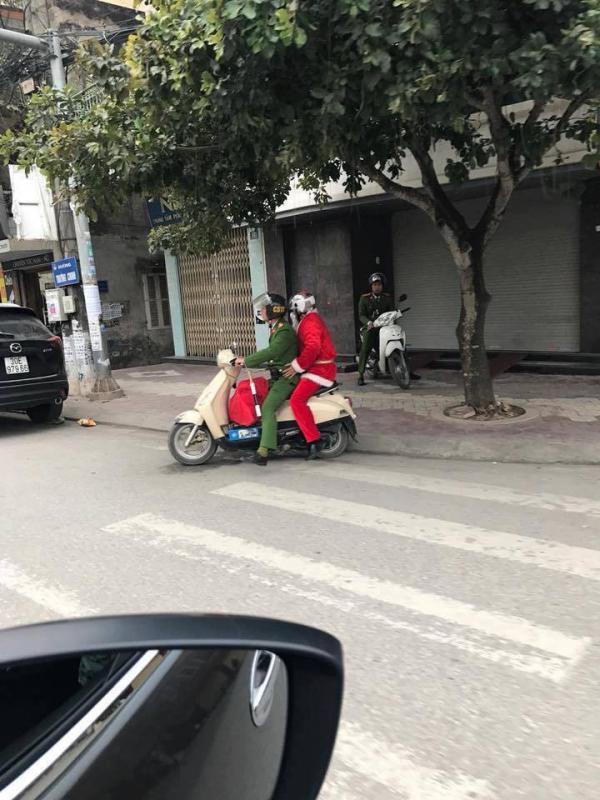 Ông già Noel bị cảnh sát chở về đồn vì vi phạm luật giao thông khi đang đi phát quà - Ảnh 2.