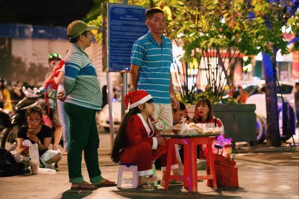 Đêm Noel lặng lẽ của những đứa trẻ mưu sinh bên đường phố Sài Gòn