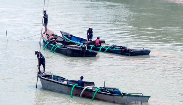 Nạn khai thác cát trái phép diễn ra nhiều năm nay trên sông Cái. Ảnh: An Bình.