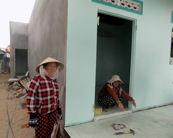 Căn nhà của chị Hồ Thị Thanh Thúy đang được thay thế bằng căn nhà mới