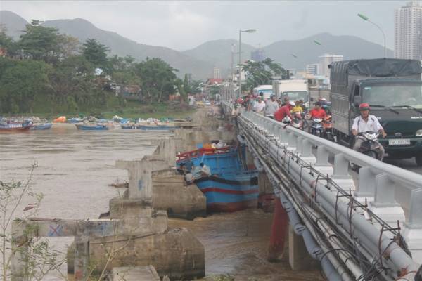 Khánh Hòa: Nước sông Cái đổ về khiến tàu cá mắc kẹt