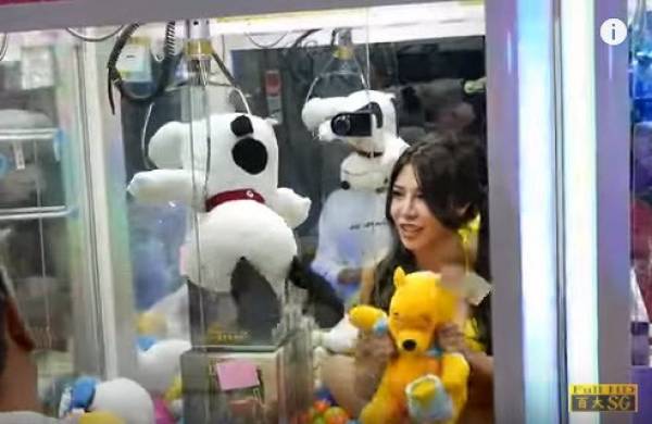 Công ty Đài Loan ‘nhốt’ người mẫu bikini vào máy gắp thú bông