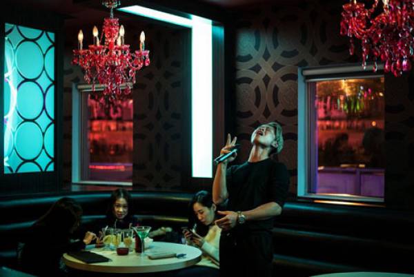 Karns You say sưa hát karaoke tại Party World KTV ở thành phố Richmond, vùng British Columbia, Canada. Ảnh: New York Times.