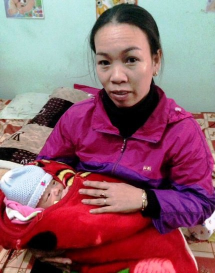 Bé trai kháu khỉnh được bà Lý phát hiện trong đêm lạnh.