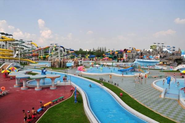 Công viên nước Munsu nằm ở trung tâm thủ đô Bình Nhưỡng, Triều Tiên, mở cửa từ 2013. Rộng gần 15 hecta, công viên có khu bể bơi trong nhà và ngoài trời, hồ tạo sóng, sông lười, 14 đường trượt