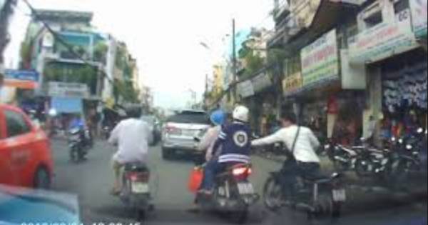 Nghe điện thoại giữa phố Nha Trang, cô gái ‘số nhọ’ bị cướp giật tẩu thoát