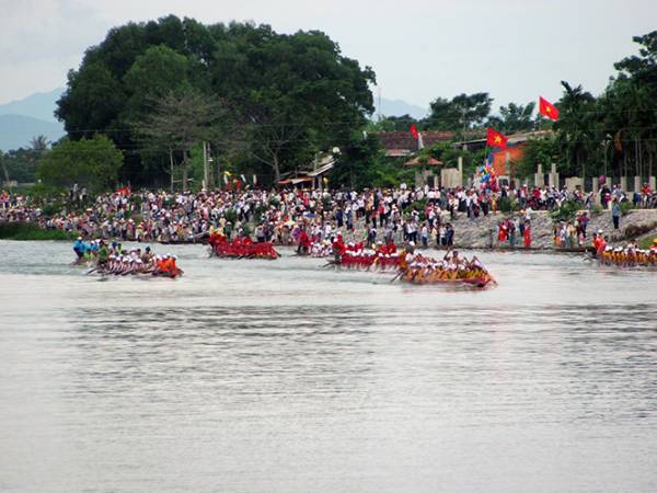Bờ kè trở thành “khán đài” vô tận trong các dịp lễ hội trên sông.