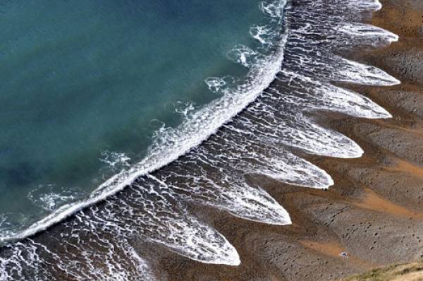 Những con sóng có hình cánh hoa (hay hình lưỡi dao găm) ở bãi biển Jurassic. Ảnh: AmusingPlanet.