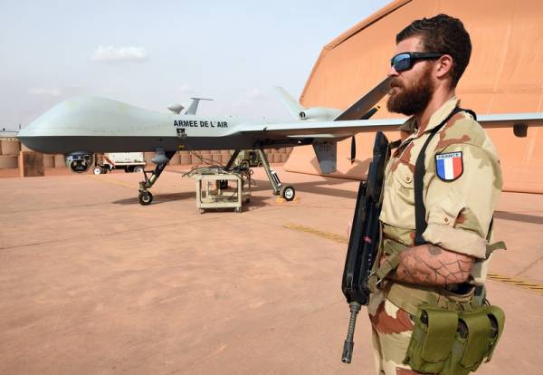 Đặc nhiệm Pháp tham gia chiến dịch trừng trị khủng bố Barkhane bảo vệ máy bay không người lái Reaper ở căn cứ không quân Pháp tại Niamey (Niger) -