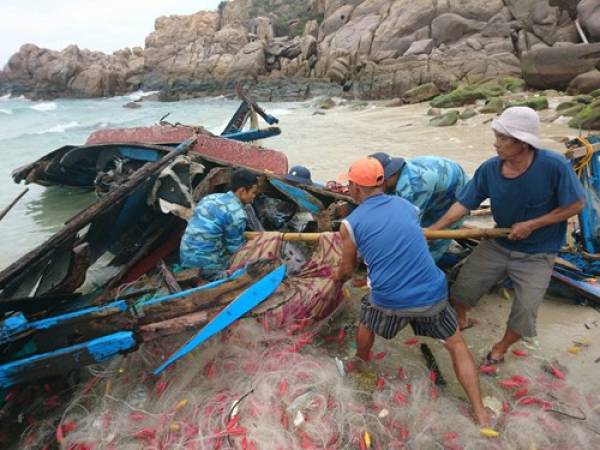 Cán bộ, chiến sĩ Tiểu đoàn 454, Lữ đoàn 957, Vùng 4 Hải quân trục vớt giúp ngư cụ sau khi tàu vỡ.