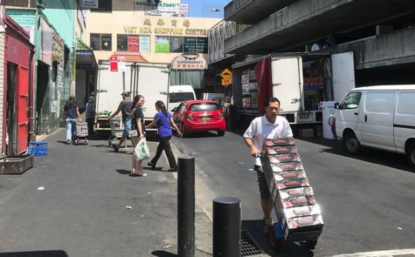 Cảnh buôn bán, lao động, sinh hoạt tại chợ người Việt ở khu Cabramatta, Sydney.