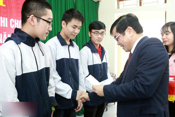 Phó Chủ tịch UBND tỉnh Đặng Quốc Vinh tặng hoa chúc mừng các học sinh trước khi tham dự kỳ thi.