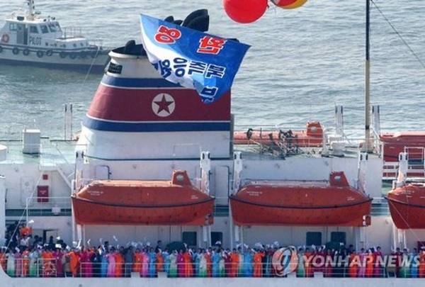 Phà Mangyongbong-92 chở đội cổ vũ Triều Tiên đến Hàn Quốc hồi năm 2002. Ảnh: Yonhap