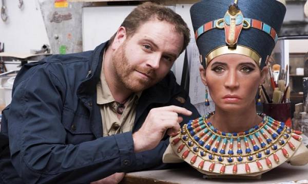 Họa sĩ Daynes bên chân dung phục dựng từ xác ướp Quý bà trẻ của Nữ hoàng Nefertiti. Ảnh: Newsweek.