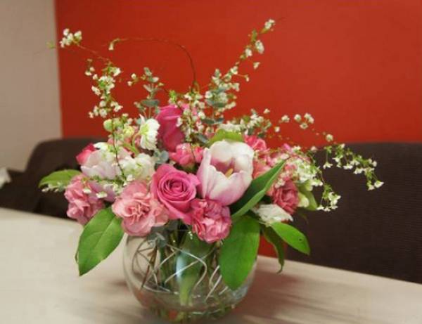 Cắm hoa ngày Tết được tươi lâu cần đặc biệt lưu ý tới nước. Ảnh minh họa