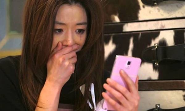 Nửa đêm tỉnh dậy, thấy chồng ngủ quên tay vẫn cầm điện thoại, tôi tò mò xem và lặng người...