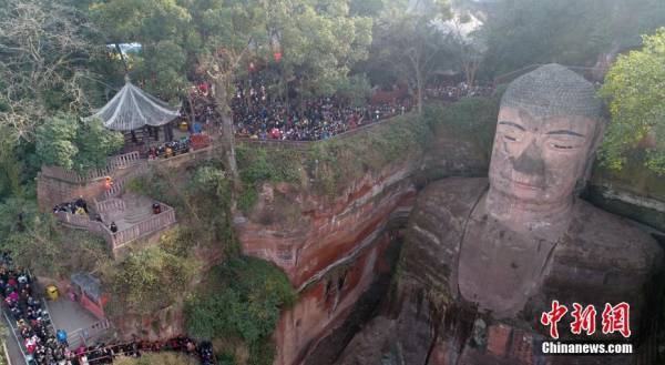 Dân Trung Quốc xếp hàng 4 tiếng bái tượng Phật khổng lồ