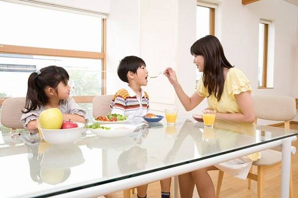 Hãy để trẻ tự chủ động làm mọi thứ nhiều hơn, bố mẹ hãy hướng dẫn, giúp trẻ tìm thấy phương hướng giải quyết và tự đứng trên đôi chân của mình.