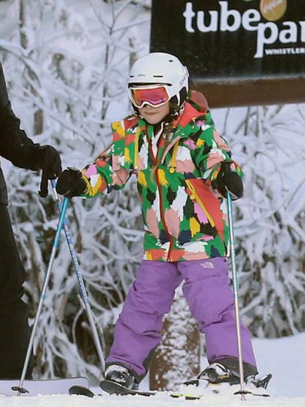 Con gái cưng của Becks nổi bật trên nền tuyết trắng với bộ đồ nhiều màu. Harper trông tự tin và tập trung trượt tuyết.