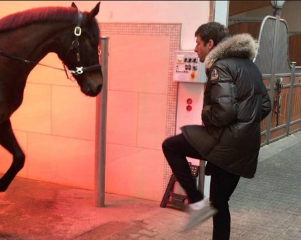 Muller đã trình diễn một điệu nhảy ngựa vô cùng hài hước.