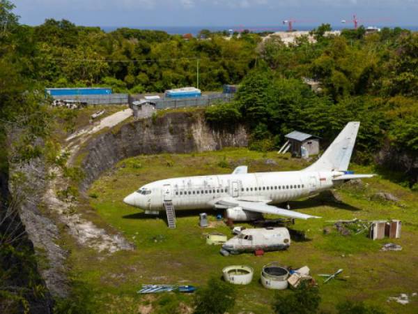 Không ai biết vì sao chiếc máy bay này lại nằm ở đây, thay vì một nghĩa trang dành riêng cho nó. Ảnh: News,