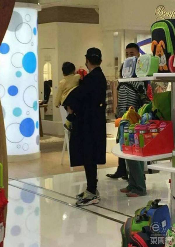 Huỳnh Hiểu Minh và con trai.