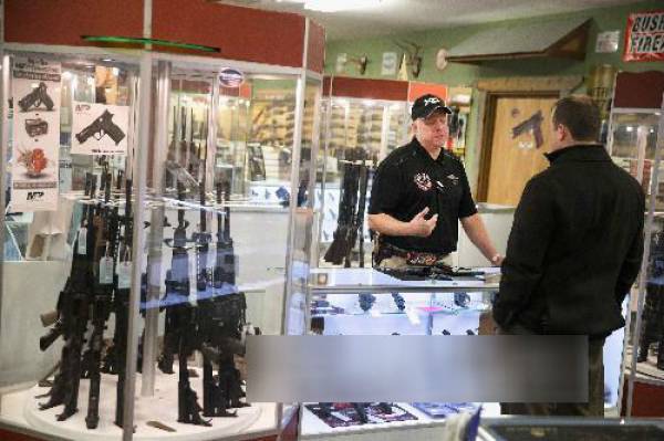 Súng được bày bán tại một cửa hàng ở Mỹ.