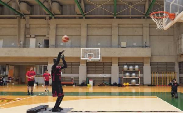 Robot ném bóng rổ ‘bách phát bách trúng’ ở Nhật Bản