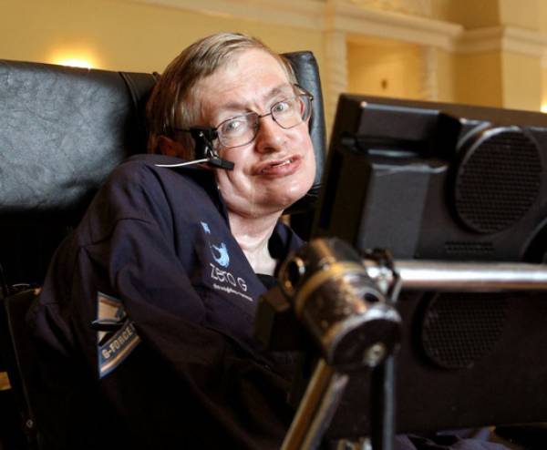 Sau khi bị bệnh, ông Hawking gắn liền với chiếc xe lăn điện suốt quãng đời còn lại. Ảnh: Reuters