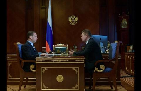 Thủ tướng Nga Dmitry Medvedev (trái) trong cuộc họp với nhà điều hành Gazprom Aleksey Miller
