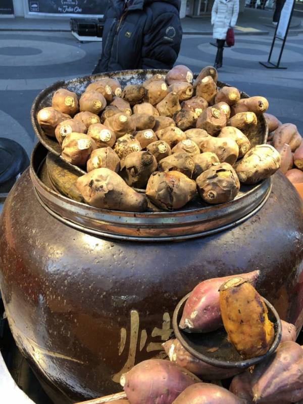 Khoai lang nướng nóng hổi cho ngày đông