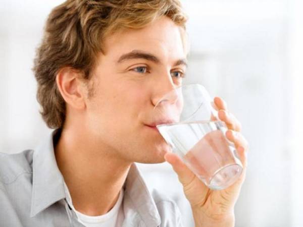 Nam giới nên uống nước để làm sạch thức ăn trong miệng thay vì đánh răng sau khi ăn sáng