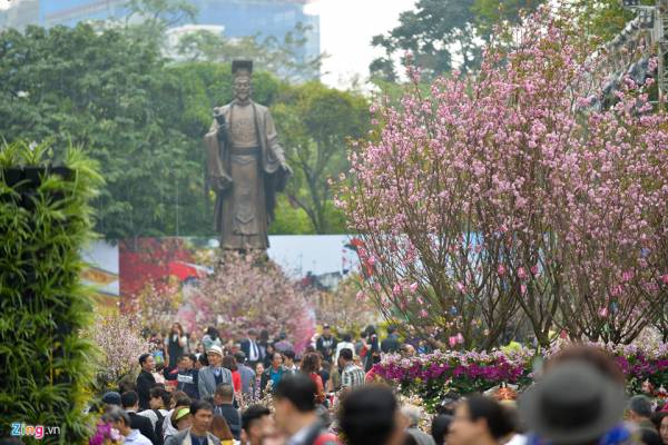 Lễ hội hoa anh đào bên hồ Gươm đông nghẹt du khách