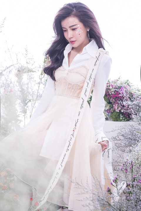 Tông trắng phối kem giúp những cô nàng sở hữu bắp tay to và vòng eo bánh mì tự tin hơn khi mặc. Dáng thân corset cùng những dây chữ sẽ khiến bộ trang phục của bạn vô cùng ấn tượng