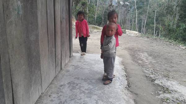 Bản Ký Thì nằm tít trên núi cao. Ở nơi đèo mây hút gió này, có nhiều cháu bé bị bệnh lạ mà chưa một lần được đi khám (ảnh minh họa).