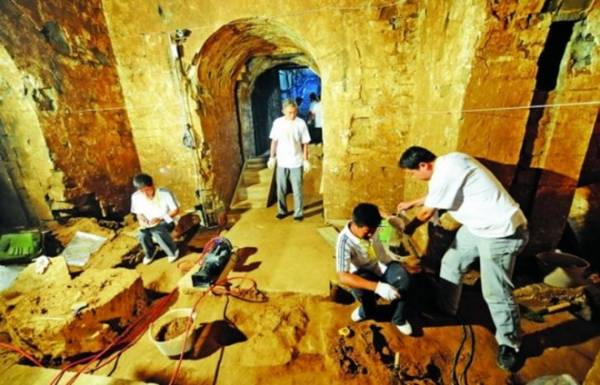 Các nhà khảo cổ khai quật tại tổ hợp lăng mộ khổng lồ của Tào Tháo.