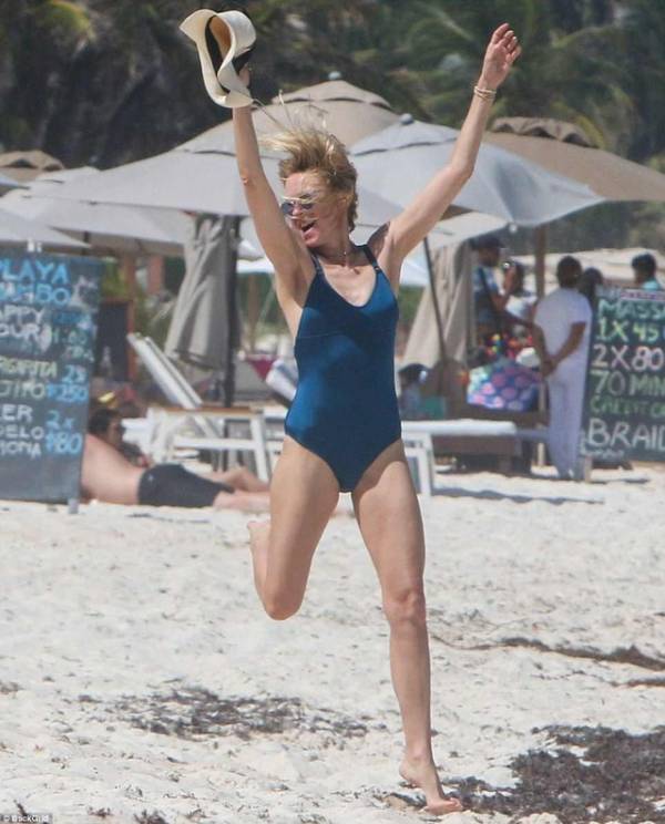 Khoảnh khắc vui vẻ và thư thái của nữ diễn viên Naomi Watts trên bãi biển