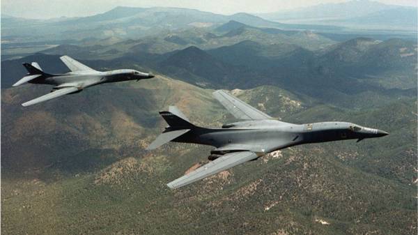 Oanh tạc cơ B-1B của Mỹ đã tham gia tấn công Syria sáng 14.4 REUTERS