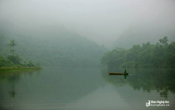 Sông Giăng trong màn sương sớm ảo mờ như bức tranh thủy mặc. Ảnh: Quốc Đàn
