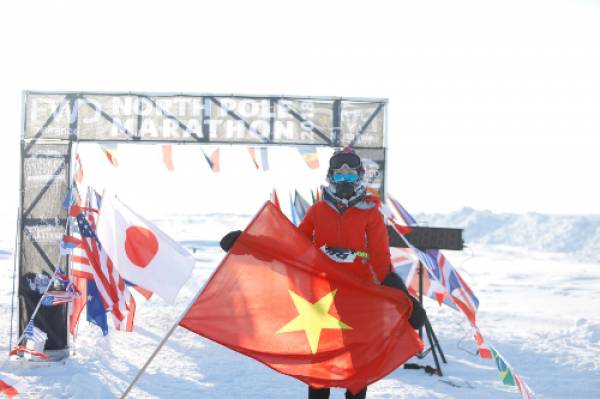 Tăng Nguyệt Minh là người phụ nữ Việt Nam đầu tiên tham gia cuộc thi Marathon ở Bắc Cực được tổ chức vào ngày 16/4. Cô đã giương cao quốc kỳ Việt Nam tại cuộc thi quy mô tầm cỡ thế giới.