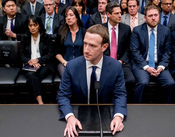 Mark Zuckerberg tại phiên điều trần. Ảnh: Qz.com