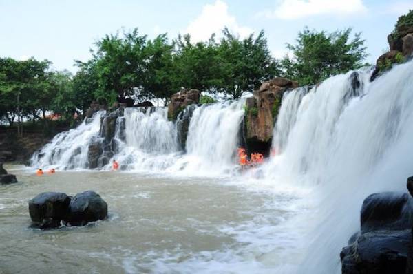 Khu du lịch thác Giang Điền.