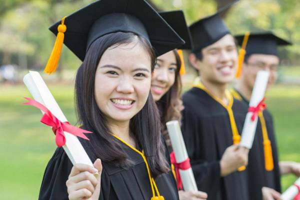 Các sinh viên gốc Á trong buổi lễ tốt nghiệp đại học
