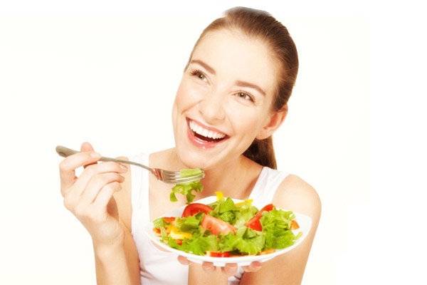 Nhiều nghiên cứu cho thấy những người ăn nhiều rau và hoa quả ít bị tăng cân hơn - Ảnh: minh họa