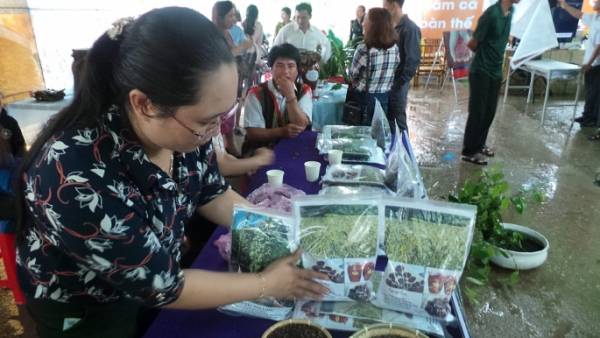 Nhiều sản phẩm được đưa ra tại đợt triễn lãm để thu hút người tiêu dùng tại huyện Đắk Hà.