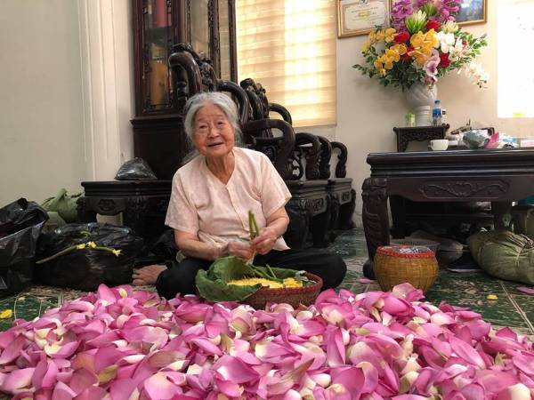 Bà Nguyễn Thị Dần là nghệ nhân làm trà sen cao tuổi nhất ở phường Quảng An, bà gắn bó với nghề khi mới 20 tuổi.