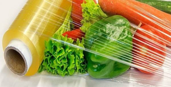 Người dùng nên cẩn trọng hơn khi sử dụng màng bọc thực phẩm để cho đồ ăn vào lò vi sóng. Ảnh HL.